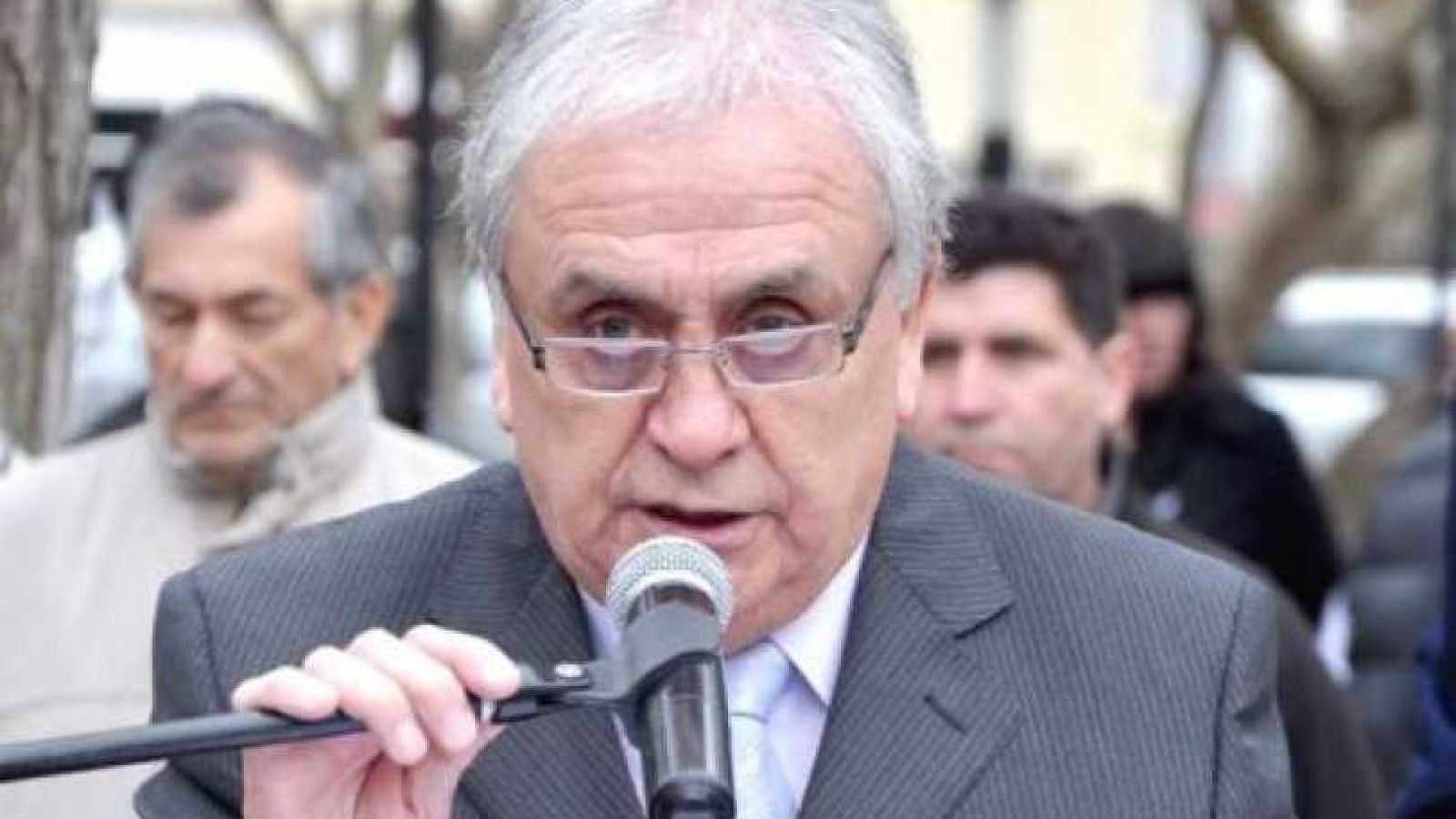 Cantín pidió “al de arriba que ilumine” para que mejore el  clima  y  repavimentar la destrozada Av. San Martín